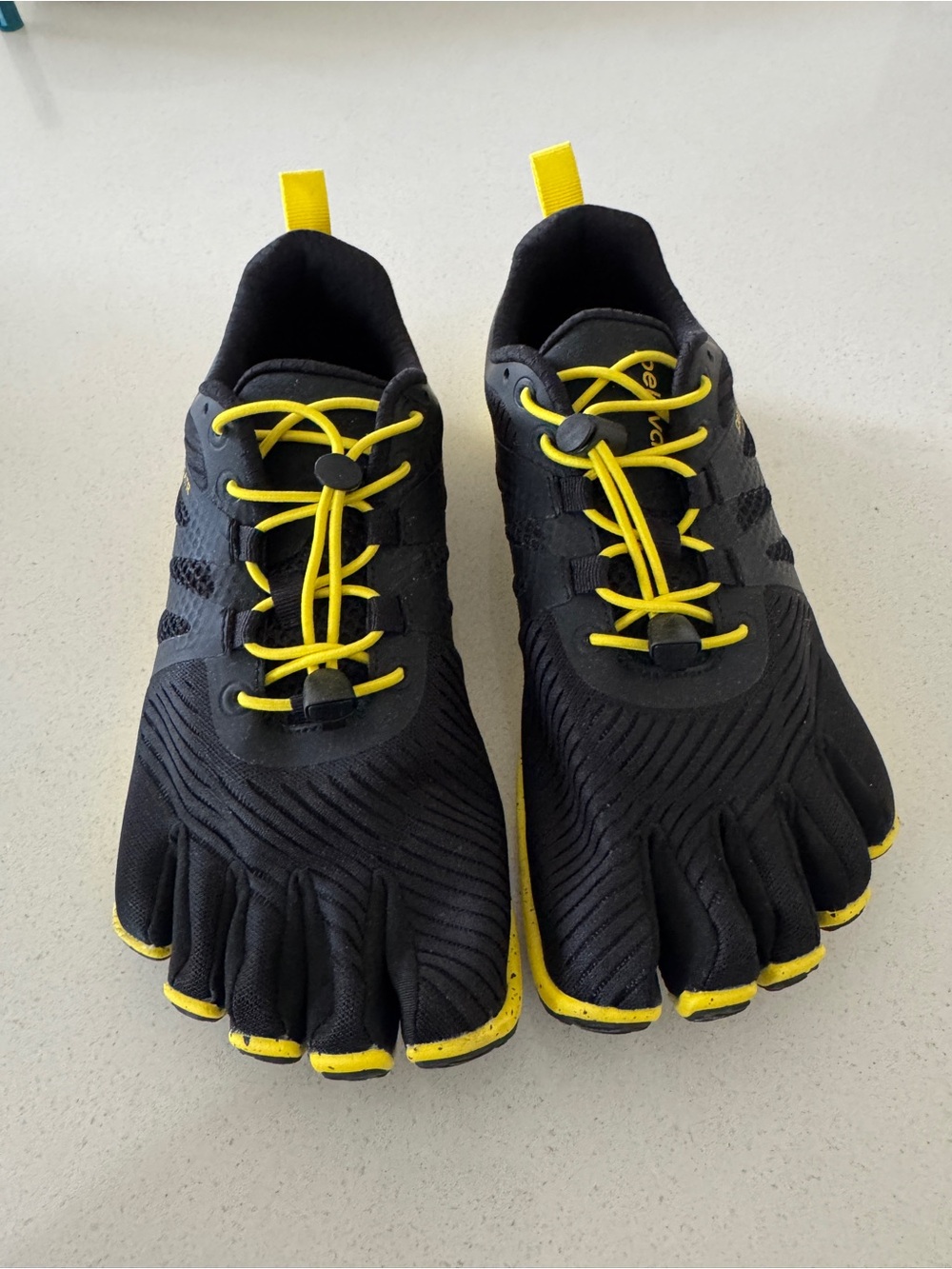 Peluva Stay Flexy Black and Yellow Five-Finger Athletic Shoes